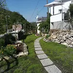 Lotus Flower לינה וארוחת בוקר 3*